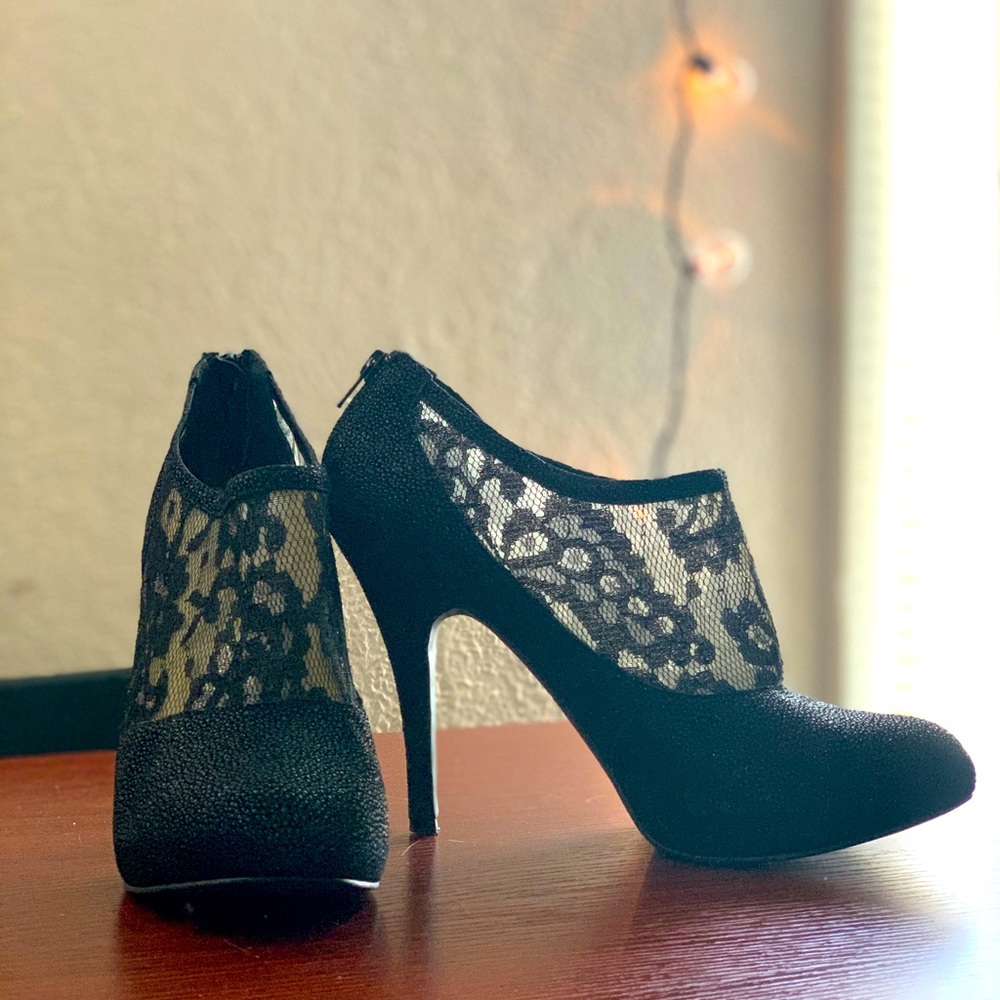 Black pumps